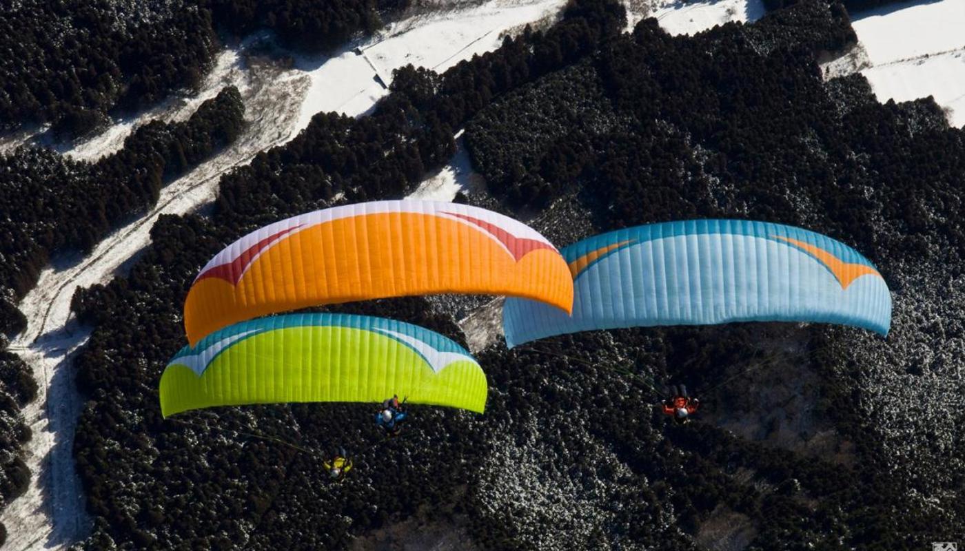 3 paragliders on the coast