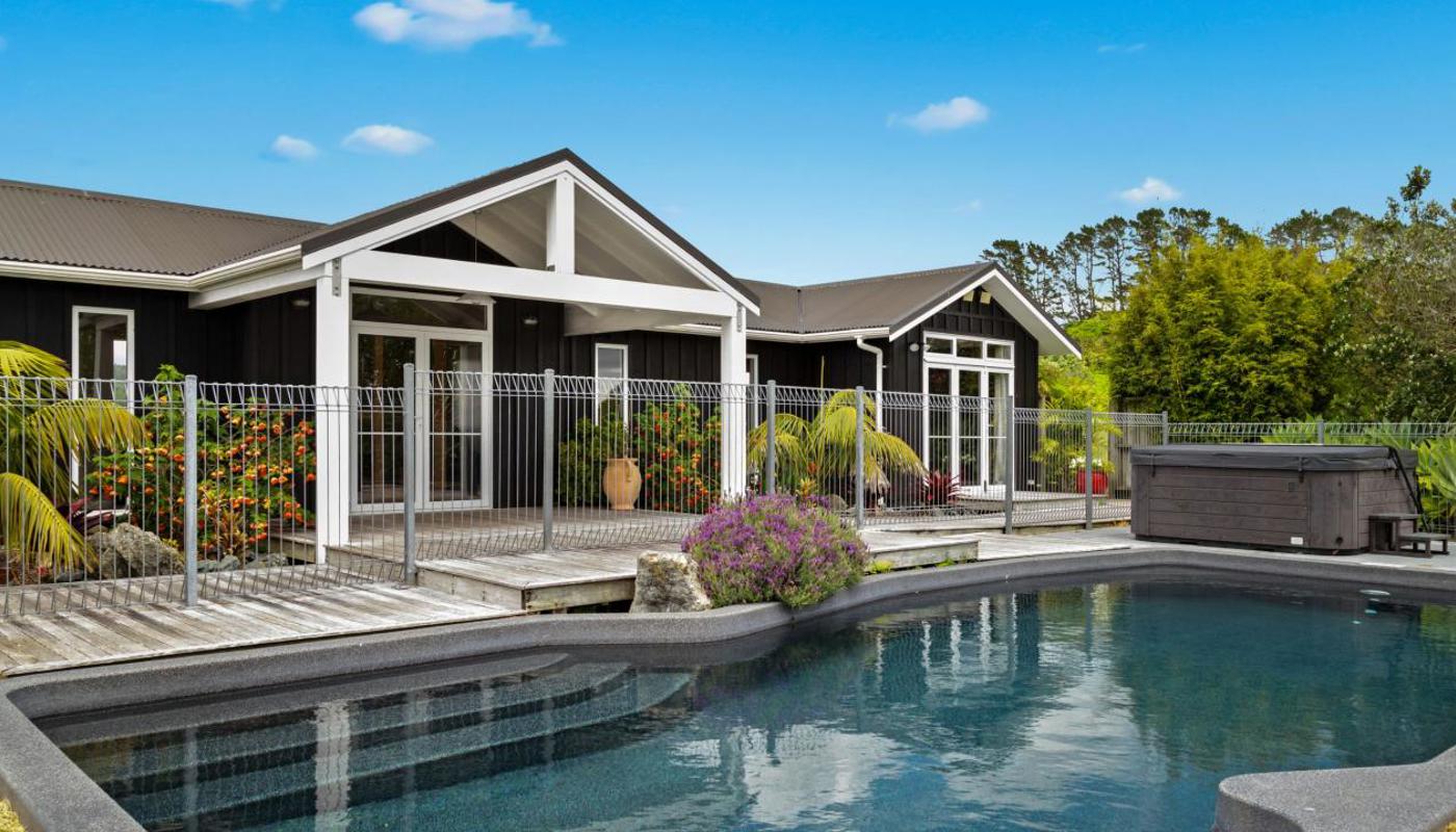 Woodhouse Mountain Lodge Pool & Day Spa